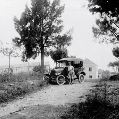 Nesta quinta-feira (12), ocorre no Piazza Salton, a partir das 17h, a vernissage da exposição “Bento Gonçalves em Preto e Branco” que contará com apresentação musical. A mostra é uma parceria entre o Museu do Imigrante e Piazza Salton e segue até o dia 7 de fevereiro.<!-- NICAID(15317187) -->