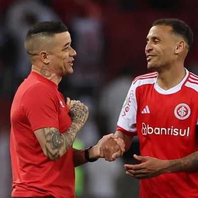 Porto Alegre, RS, Brasil, 29/09/2024 - SC Internacional vs EC Vitória pelo Campeonato Brasileiro 2024 no Estádio Beira-Rio, em Porto Alegre - D'Alessandro, Alan Patrick. Foto: Jefferson Botega/Agência RBSIndexador: jeff botega<!-- NICAID(15879013) -->