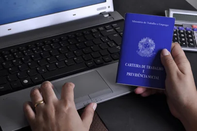 Conceito de emprego, desemprego, CLT, trabalho - Foto: wilker/stock.adobe.comFonte: 422812502<!-- NICAID(15918696) -->