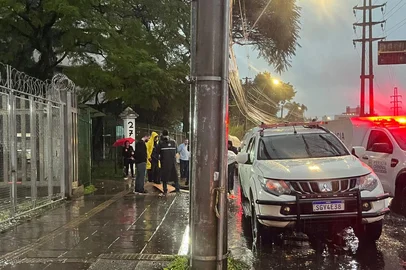 O corpo de um morador de rua foi encontrado na Avenida Ipiranga, próximo da Ramiro Barcelos, com ferimento na cabeça.<!-- NICAID(16107415) -->