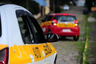 CAXIAS DO SUL, RS, BRASIL, 30/03/2023. Examinadores da Brigada Militar assumem exames práticos para CNH em Caxias. Na foto, aulas de direção na rua Rodolfo Braghirolli. Carros de autoescola fazendo baliza. (Porthus Junior/Agência RBS)<!-- NICAID(15390026) -->