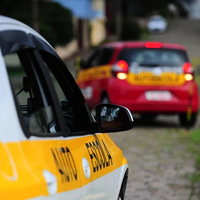CAXIAS DO SUL, RS, BRASIL, 30/03/2023. Examinadores da Brigada Militar assumem exames práticos para CNH em Caxias. Na foto, aulas de direção na rua Rodolfo Braghirolli. Carros de autoescola fazendo baliza. (Porthus Junior/Agência RBS)<!-- NICAID(15390026) -->