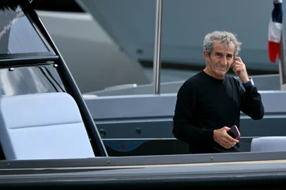 French former driver Alain Prost arrives by boat in the paddock of the Circuit de Monaco before the third practice session of the Formula One Monaco Grand Prix on May 25 2024, on the eve of the race. (Photo by NICOLAS TUCAT / AFP)Editoria: SPOLocal: MonacoIndexador: NICOLAS TUCATSecao: motor racingFonte: AFPFotógrafo: STF<!-- NICAID(15925453) -->