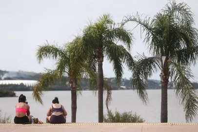PORTO ALEGRE, RS, BRASIL, 21-12-2025: Clima. Domingo de calor e abafado marca início do verão.<!-- NICAID(16191308) -->