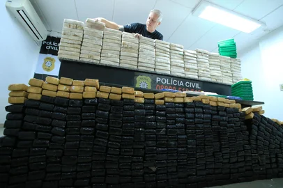 Viamão, RS, BRASIL, 19/03/2025- DENARC faz uma das maiores apreensões de crack do ano em Viamão. Foto: Ronaldo Bernardi / Agencia RBS<!-- NICAID(15998509) -->