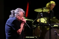 PORTO ALEGRE, RS, BRASIL, 19-05-2026: Robert Plant, 77 anos, ex-vocalista do Led Zeppelin, faz show no Araújo Vianna. O cantor britânico está na turnê Rugido de Outono, concebida a partir do álbum "Saving Grace with Suzi Dian" (2025). No projeto, Plant criou um show acústico que ressignifica tanto canções próprias quanto composições de artistas que serviram de inspiração ao longo da sua carreira. Foto: Bruno Todeschini/Agência RBS<!-- NICAID(16288866) -->