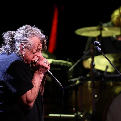 PORTO ALEGRE, RS, BRASIL, 19-05-2026: Robert Plant, 77 anos, ex-vocalista do Led Zeppelin, faz show no Araújo Vianna. O cantor britânico está na turnê Rugido de Outono, concebida a partir do álbum "Saving Grace with Suzi Dian" (2025). No projeto, Plant criou um show acústico que ressignifica tanto canções próprias quanto composições de artistas que serviram de inspiração ao longo da sua carreira. Foto: Bruno Todeschini/Agência RBS<!-- NICAID(16288866) -->