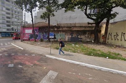 Google Street View / Reprodução PORTO ALEGRE, RS, BRASIL - 10/11/2025 - A prefeitura de Porto Alegre realiza o leilão de cinco terrenos municipais. Na imagem, terreno na Silva Só (Foto: Google Street View/Reprodução)<!-- NICAID(16164543) -->