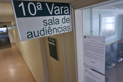 PORTO ALEGRE, TRT4, imagem mostra sala de audiência da justiça do trabalho. Processos trabalhistas caem no RS após reforma<!-- NICAID(14852325) -->