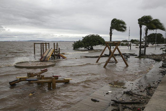 Água invadiu parquinhos e áreas de eio