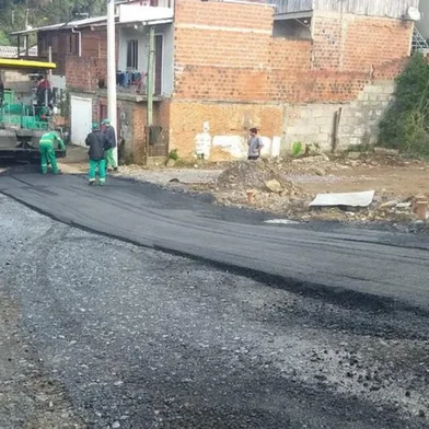 Rua onde casas foram demolidas por risco de desabamento em Caxias é recapeada<!-- NICAID(15168684) -->