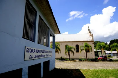 CAXIAS DO SUL, RS, BRASIL, 29/11/2018A escola Municipal de Ensino Fundamental Dr. Liberato Salzano Vieira, na linha 40, vai ser fechada pela prefeitura por problemas estruturais. A escola foi inaugurada em 1910 e fica na estrada municipal Vicente Menezes nº 2894. (Lucas Amorelli/Agência RBS)<!-- NICAID(13854122) -->