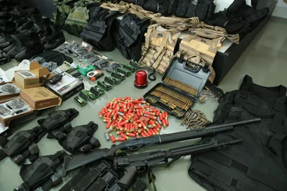 Canoas, RS, BRASIL,  25/05/2022- Operação policial, realizada na grande Porto Alegre, para prender assaltates de carro forte. O lider da quadrilha acabou fugindo pelo telhado de uma casa no bairro Fátima em Canoas. Foto: Ronaldo Bernardi / Agencia RBS<!-- NICAID(15106147) -->