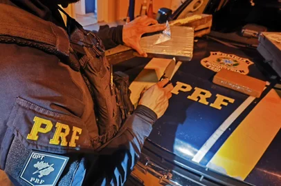 Casal de uruguaios é preso com drogas na BR-158, em Santa Maria<!-- NICAID(15862061) -->