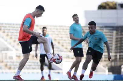 Mesmo estreando com vitória nos Jogos Olímpicos, a Seleção Brasileira ligou o sinal de alerta antes da partida contra a Costa do Marfim, adversária deste domingo (25), em Yokohama. Após os tropeços da Espanha e da Argentina contra Egito e Austrália, respectivamente, a ordem é ter atenção total com o time africano, que tem como principais virtudes a força física e a velocidade.<!-- NICAID(14842894) -->