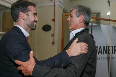 O governador Eduardo Leite se reúne, nesta sexta-feira (13/6), a partir das 18h30, com o prefeito de Pelotas, Fernando Marroni. O encontro será realizado na prefeitura do município, no Sul do Estado.<!-- NICAID(16059662) -->