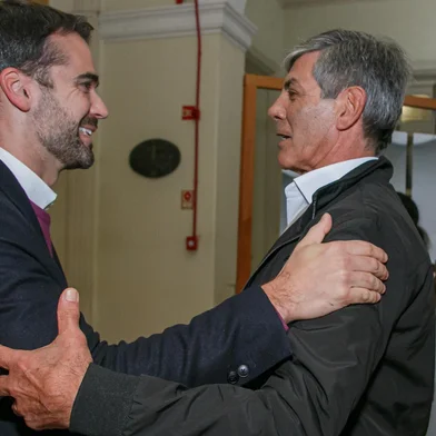 O governador Eduardo Leite se reúne, nesta sexta-feira (13/6), a partir das 18h30, com o prefeito de Pelotas, Fernando Marroni. O encontro será realizado na prefeitura do município, no Sul do Estado.<!-- NICAID(16059662) -->