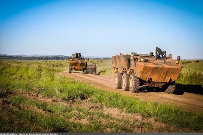 A Justiça Militar da União condenou Willian da Costa Oliveira, de 22 anos, ex-cabo do Exército Brasileiro, por homicídio culposo. Ele é acusado de ter sido imprudente ao conduzir um blindado que acabou tombando sobre o também então cabo Lucas Eduardo Marques Santos, 21 anos, que acabou morrendo. O acidente aconteceu durante uma operação de treinamento no interior da Fazenda Cerro Preto, em Lavras do Sul, na Região Central, em outubro de 2021. O réu foi condenado a um ano e quatro meses de detenção, mas recebeu o benefício de suspensão condicional da execução da pena pelo prazo de dois anos. Isso quer dizer que ele não é mais réu primário e, dentro desse período, não pode se envolver em algum outro tipo de delito. Também haverá restrição de direitos, como por exemplo, dirigir. No entanto, ainda não há definição de quais serão as penalidades. O advogado do réu, Cezar Augusto Teixeira afirma que não irá recorrer. O Ministério Público Militar pode recorrer da pena ao Superior Tribunal Militar.<!-- NICAID(15498863) -->