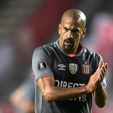 Argentina's Estudiantes de La Plata midfielder Juan Veron claps during the Copa Libertadores group 1 football match against Ecuador's Barcelona at Ciudad de La Plata stadium in La Plata, Buenos Aires on April 11, 2017. (Photo by JUAN MABROMATA / AFP)Editoria: SPOLocal: La PlataIndexador: JUAN MABROMATASecao: soccerFonte: AFPFotógrafo: STF<!-- NICAID(15741603) -->