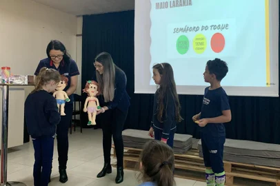 No intuito de conscientizar este público e contribuir para a prevenção de casos, a escola Caminho do Saber, de Caxias do Sul, encontrou, por meio do chamado "Semáforo do Toque", uma forma lúdica de abordar a prevenção do abuso sexual com os estudantes da Educação Infantil até o 4º ano do Ensino Fundamental, com idade de quatro a 10 anos.<!-- NICAID(15438180) -->