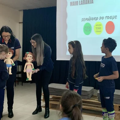 No intuito de conscientizar este público e contribuir para a prevenção de casos, a escola Caminho do Saber, de Caxias do Sul, encontrou, por meio do chamado "Semáforo do Toque", uma forma lúdica de abordar a prevenção do abuso sexual com os estudantes da Educação Infantil até o 4º ano do Ensino Fundamental, com idade de quatro a 10 anos.<!-- NICAID(15438180) -->