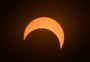 Eclipse solar é destaque no céu desta quarta-feira; veja fotos