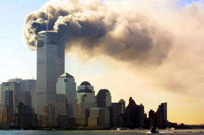 Vista do World Trade Center, em Nova York, após a colisão de dois aviões sequestrados com as torres gêmeas do complexo.ALLSmoke billows out of the top floors of the World Trade Center Towers 11 September 2001 in New York City.  Witnesses say two separate planes flew into the towers, in what is suspected to be a terrorist attack.  AFP PHOTO/HUBERT MICHAEL BOESL #PÁGINA: 7 Fonte: AFP Fotógrafo: HUBERT MICHAEL BOESL<!-- NICAID(785763) -->