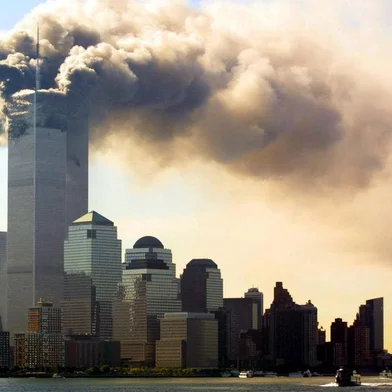 Vista do World Trade Center, em Nova York, após a colisão de dois aviões sequestrados com as torres gêmeas do complexo.ALLSmoke billows out of the top floors of the World Trade Center Towers 11 September 2001 in New York City.  Witnesses say two separate planes flew into the towers, in what is suspected to be a terrorist attack.  AFP PHOTO/HUBERT MICHAEL BOESL #PÁGINA: 7 Fonte: AFP Fotógrafo: HUBERT MICHAEL BOESL<!-- NICAID(785763) -->
