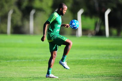 Descrição: CAXIAS DO SUL, RS, BRASIL, 26/06/2023. Treino do Juventude no Centro de Formação de Atletas e Cidadãos (Cfac). A equipe disputa a série B do Campeonato Brasileiro. Na foto, novo reforço esmeralda, atacante Tite. (Porthus Junior/Agência RBS)Indexador:                                 <!-- NICAID(15466491) -->