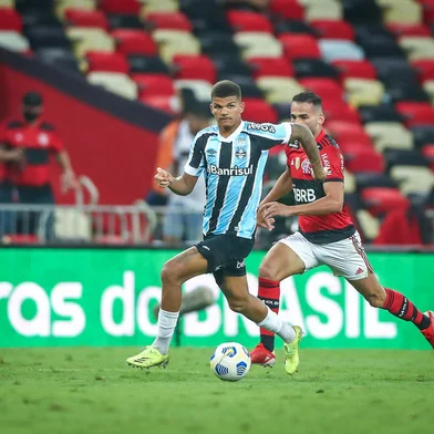 RS - FUTEBOL/COPA DO BRASIL 2021 /GREMIO X FLAMENGO - ESPORTES - Lance da partida entre Gremio e Flamengo Mateus Sarará volante do Grêmio disputada na noite desta quarta-feira, no estÃ¡dio MaracanÃ£, no Rio de Janeiro, valida pela da Copa do Brasil 2021. FOTO: LUCAS UEBEL/GREMIO FBPA<!-- NICAID(14890768) -->