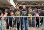 Camisetas da banda e euforia: fãs entram na Arena para curtir o show do Guns N' Roses em Porto Alegre 