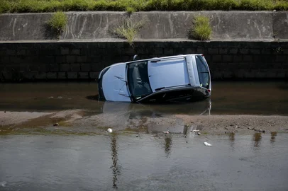 PORTO ALEGRE, RS, BRASIL, 23-12-2018. Após roubar carro durante fuga , ladrões caem no Arroio Dilúvio. (ANDRÉ ÁVILA/AGÊNCIA RBS)<!-- NICAID(13888305) -->