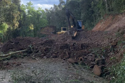 A Secretaria de Obras e Serviços Públicos (SMOSP) e a Subprefeitura do 1º Distrito trabalham na remoção de barreiras de terra e no alargamento da Rua Manoel Pedrotti, no bairro Diamantino<!-- NICAID(15870199) -->
