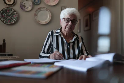 PORTO ALEGRE, RS, BRASIL, 13-10-2025:  O Dia do Professor, este ano comemorado no dia 15 de outubro, é uma data que traz reflexões de profissionais da área. Para comparar duas perspectivas profissionais, sob a ótica de uma docente que está há mais de cinco décadas na docência,  Mônica Bertoni dos Santos, 87 anos, tem uma longa trajetória na educação e atualmente trabalha na formação de novos professores. Foto: Renan Mattos / Agência RBS<!-- NICAID(16145426) -->