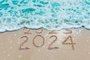 Message Year 2023 replaced by 2024 written on beach sand background. Good bye 2023 hello to 2024 happy New Year coming concept.Fonte: 656182326<!-- NICAID(15633622) -->