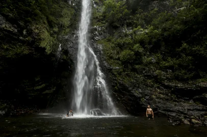 PRAIA GRANDE, SC, BRASIL - 15/02/2020 Especial sobre a Trilha do Rio do Boi, localizada na fenda do Canion Itaimbezinho que faz parte do Parque Nacional Aparados da Serra. Na foto, a cachoeira Braco ForteIndexador: Marco Favero<!-- NICAID(14420491) -->