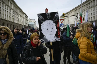 People take part in a demonstration called by the nationalist Vazrazhdane party which is pushing for the withdrawal of the government's Covid-19 measures, in Sofia on February 23, 2022. (Photo by Nikolay DOYCHINOV / AFP)<!-- NICAID(15026578) -->