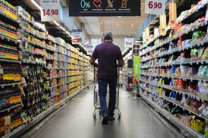 CAXIAS DO SUL, RS, BRASIL, 05/12/2023. Ceias, kits, cestas e pesquisa de preços: como os caxienses se organizam para as festas natalinas. A reportagem foi em supermercados e padarias para conferir como está a procura pelos itens. (Bruno Todeschini/Agência RBS)Indexador: BTK<!-- NICAID(15616877) -->