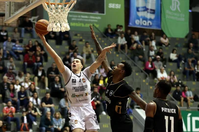CAXIAS DO SUL, RS, BRASIL, 30/10/2024. Caxias do Sul Basquete x Botafogo, jogo válido pela terceira rodada do Novo Basquete Brasil - NBB 2023/2024 - realizado no ginásio do Sesi. (Porthus Junior/Agência RBS)<!-- NICAID(15584044) -->