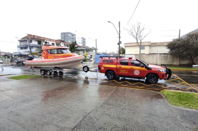 Corpo de Bombeiros Militar de Torres / Divulgação A equipe do Pelotão de Bombeiro Militar de Torres deslocou-se imediatamente utilizando a embarcação de resgate (EABS 02) e uma Moto Aquática da corporação.