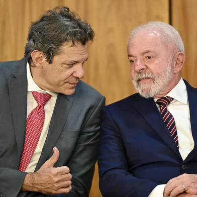 Brazil's President Luiz Inacio Lula da Silva (R) speaks with his Finance Minister Fernando Haddad during the signing of the new export incentive law at the Planalto Palace in Brasilia on July 28, 2025. (Photo by EVARISTO SA / AFP)Editoria: FINLocal: BrasíliaIndexador: EVARISTO SASecao: economy (general)Fonte: AFPFotógrafo: STF<!-- NICAID(16089651) -->
