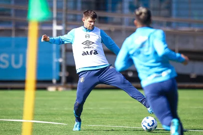 Zagueiro Kannemann volta aos treinos do Grêmio<!-- NICAID(16077880) -->