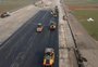Pista do aeroporto Salgado Filho que será usada em outubro recebe última camada de asfalto