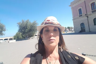 A artista multimídia caxiense, Diana Domingues, é referência mundial. Multipremiada, é sempre convidada para apresentar suas instalações mundo afora. O reconhecimento mais recente vem do e-Culture Awards 2023, da Anilla Cultural, na categoria "Pioneers e-Culture". A cerimônia é online e ocorre no dia 4 de maio, a partir do Uruguai.<!-- NICAID(15413112) -->