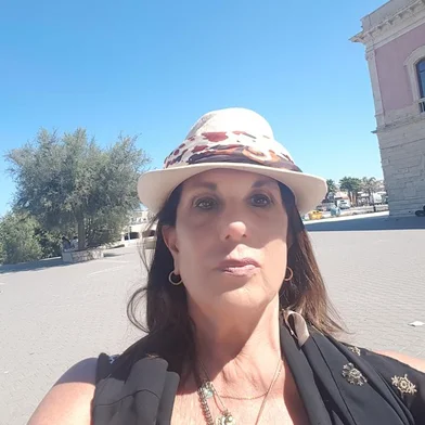 A artista multimídia caxiense, Diana Domingues, é referência mundial. Multipremiada, é sempre convidada para apresentar suas instalações mundo afora. O reconhecimento mais recente vem do e-Culture Awards 2023, da Anilla Cultural, na categoria "Pioneers e-Culture". A cerimônia é online e ocorre no dia 4 de maio, a partir do Uruguai.<!-- NICAID(15413112) -->