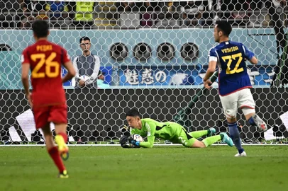Japan's goalkeeper #12 Shuichi Gonda makes a save during the Qatar 2022 World Cup Group E football match between Japan and Spain at the Khalifa International Stadium in Doha on December 1, 2022. (Photo by Anne-Christine POUJOULAT / AFP)Editoria: SPOLocal: DohaIndexador: ANNE-CHRISTINE POUJOULATSecao: soccerFonte: AFPFotógrafo: STF<!-- NICAID(15282719) -->