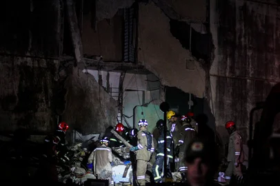 Desabamento em Olinda deixa ao menos dois mortos; busca por sobreviventes continuaPE - OLINDA/DESABAMENTO/MORTES - GERAL - O desabamento parcial de um edifício de três andares no bairro de Jardim     Atlântico, em Olinda, Pernambuco, na noite da quinta-feira, 27, deixou ao menos     duas pessoas mortas. Outras quatro pessoas foram retiradas dos escombros com vida,     sendo duas em estado grave. De acordo com o Corpo de Bombeiros Militar de     Pernambuco, as buscas continuam no Edifício Lene, na Rua Acapulco, na manhã desta     sexta-feira, 28.   28/04/2023 - Foto: SANDY JAMES/ONZEX PRESS E IMAGENS/ESTADÃO CONTEÚDOEditoria: GERALLocal: OLINDAIndexador: SANDY JAMESFonte: Onzex Press e ImagensFotógrafo: ONZEX PRESS E IMAGENS<!-- NICAID(15414735) -->