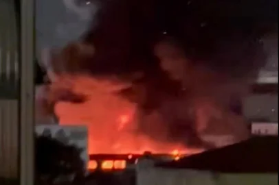 Um incêndio de grandes proporções atinge dois galpões de uma distribuidora de autopeças na Rua Emílio Goeldi, no bairro Lapa, zona oeste de São Paulo. O fogo começou por volta da 00h38min desta terça-feira (23) e ainda não foi controlado.<!-- NICAID(16312073) -->