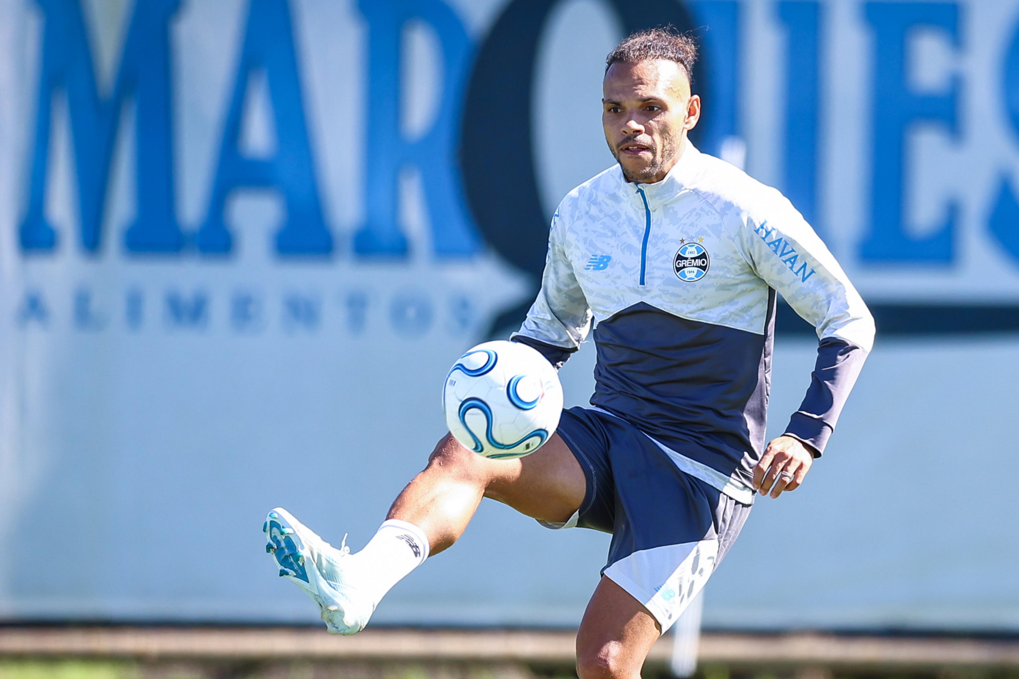 Braithwaite volta a treinar e pode reforçar Grêmio contra Cruzeiro