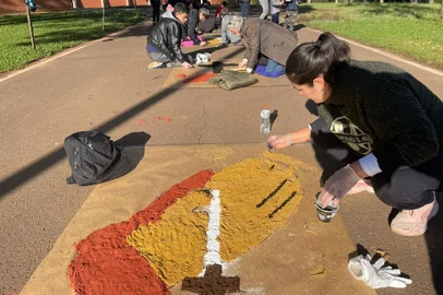Fiéis de Passo fundo trabalham desde as primeiras horas da manhã desta quinta-feira (30), na confecção dos tradicionais tapetes de Corpus Christi.<!-- NICAID(15777207) -->